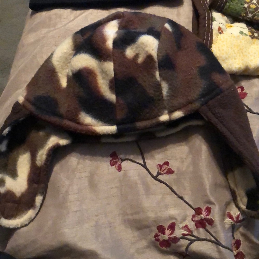 Kid’s boy brown camo snow beanie.